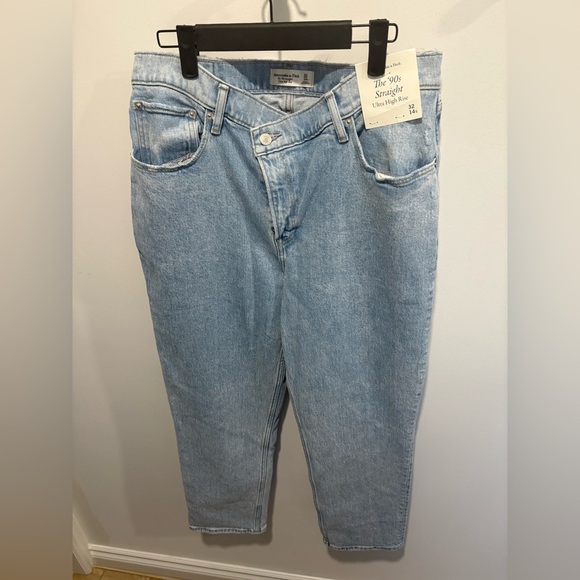 NWT- 90s Ultra high rise straight leg Jean - Abercrombie & Fitch - Short - Picture 1 of 5